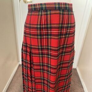 Red pleated plaid wool skirt
Long length. Adjustable waist
Some small holes.
